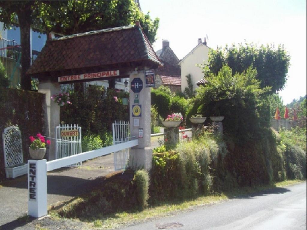 Logis Hotel Les Tilleuls Saint-Cirgues-de-Jordanne Buitenkant foto