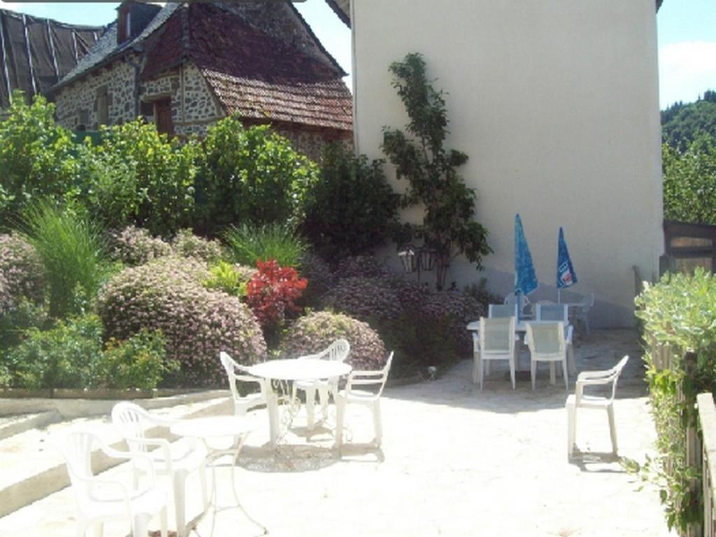 Logis Hotel Les Tilleuls Saint-Cirgues-de-Jordanne Buitenkant foto