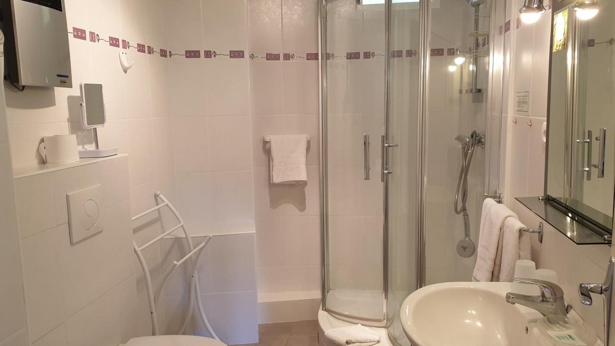 Logis Hotel Les Tilleuls Saint-Cirgues-de-Jordanne Buitenkant foto