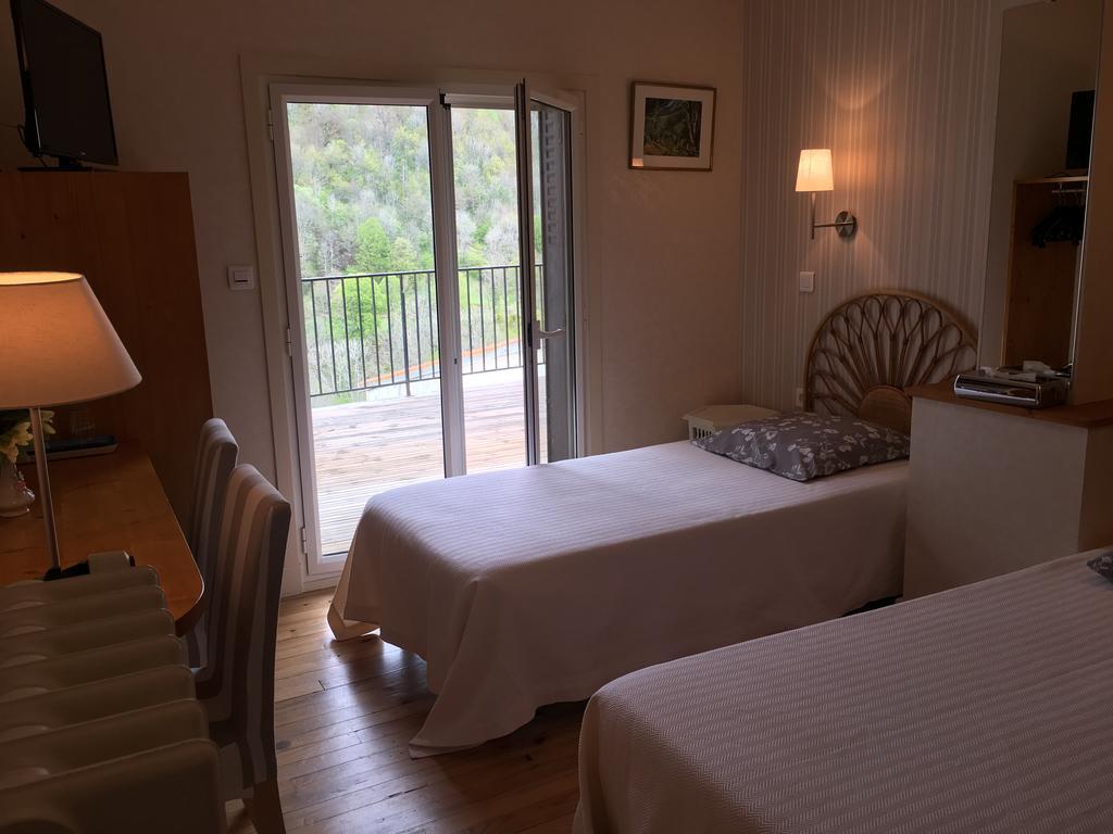 Logis Hotel Les Tilleuls Saint-Cirgues-de-Jordanne Buitenkant foto