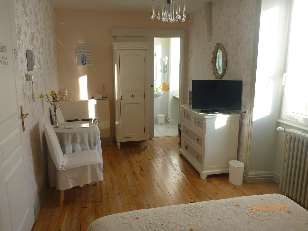 Logis Hotel Les Tilleuls Saint-Cirgues-de-Jordanne Buitenkant foto