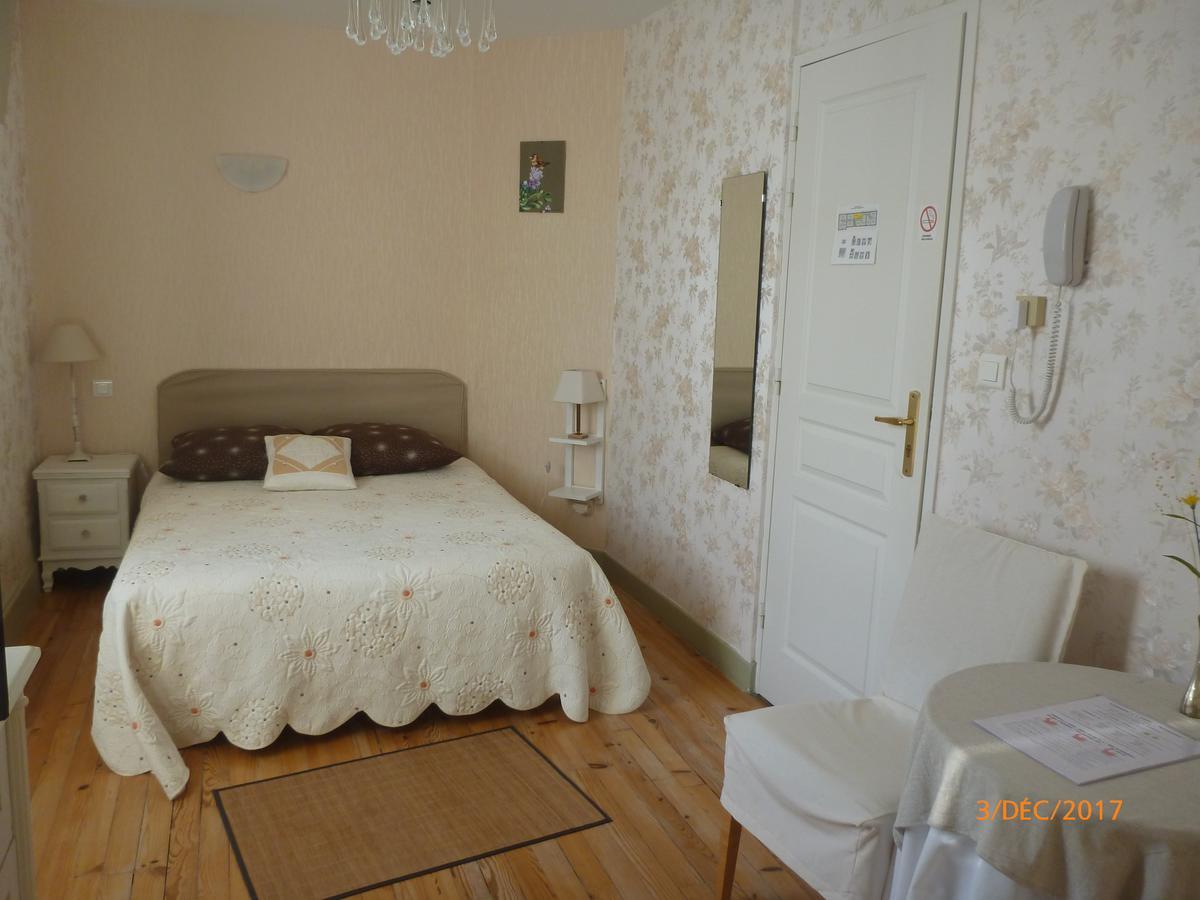Logis Hotel Les Tilleuls Saint-Cirgues-de-Jordanne Buitenkant foto